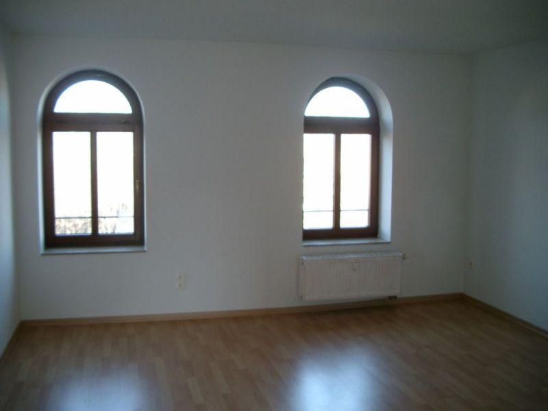 Wohnzimmer -- 2 Raum Wohnung mit Einbauküche und großem Balkon suchen neue Nutzer