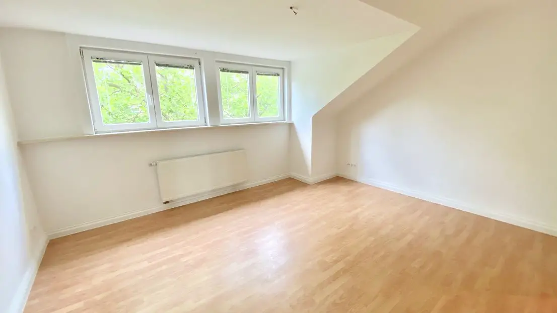 Schlafzimmer -- Exklusive, modernisierte 4-Zimmer-DG-Wohnung mit neuer Terrasse in Düsseldorf-Zooviertel