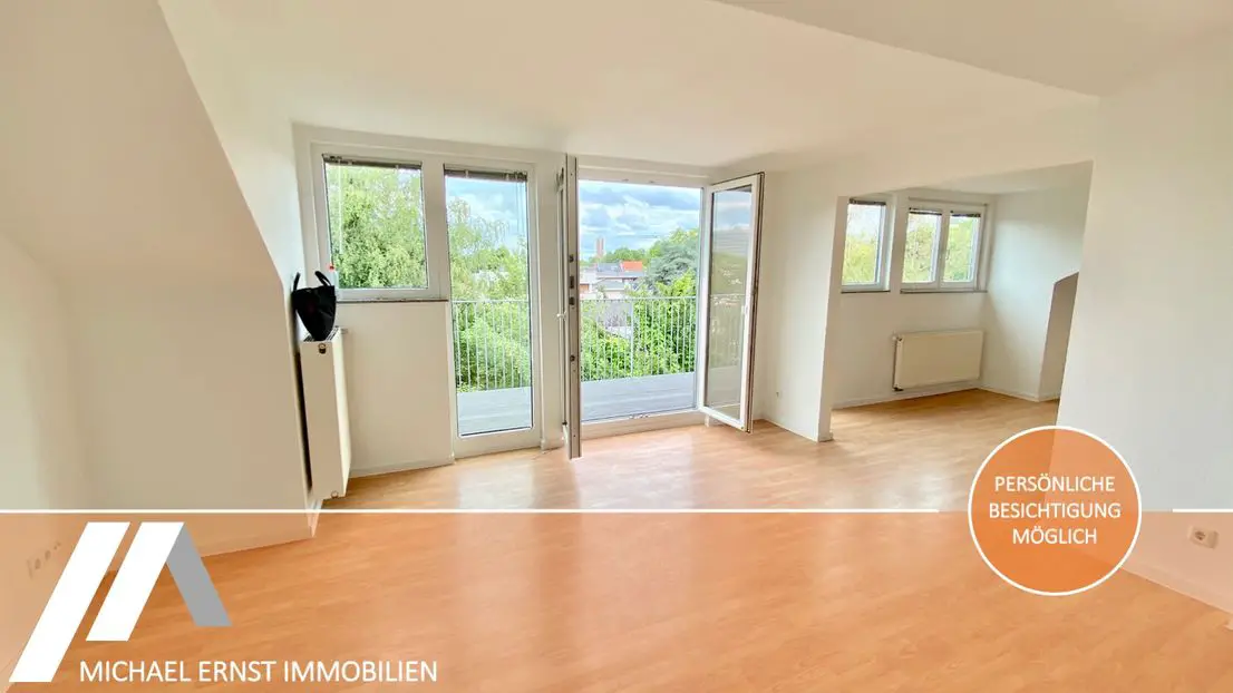 Wohnzimmer -- Exklusive, modernisierte 4-Zimmer-DG-Wohnung mit neuer Terrasse in Düsseldorf-Zooviertel