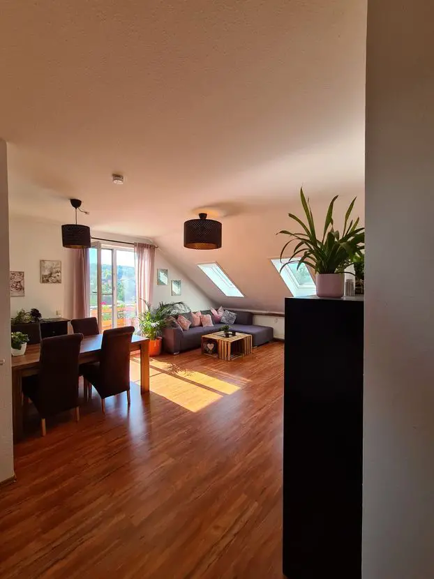 Wohnzimmer -- Schöne 2-Zimmer-DG-Wohnung mit traumhaften Blick über Remchingen