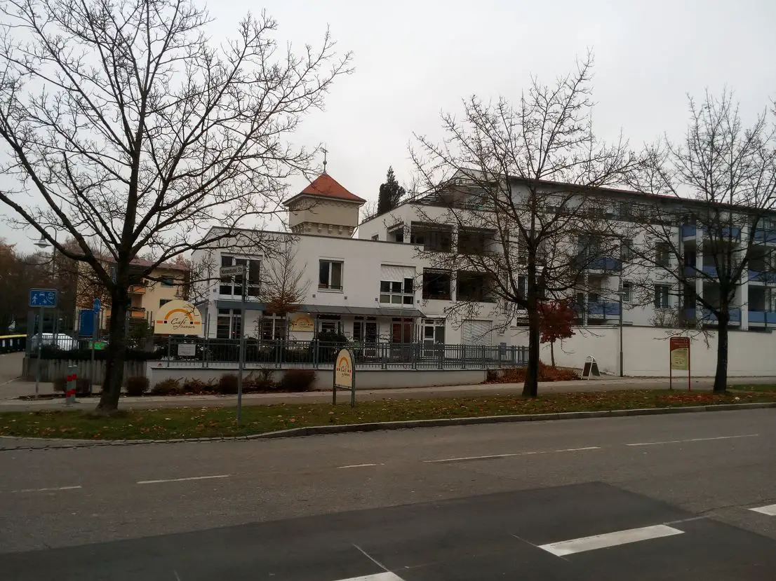 Aussen -- Sonnige Wohnung mit drei Zimmern sowie Balkon und EBK in Stadtpark Neusäß