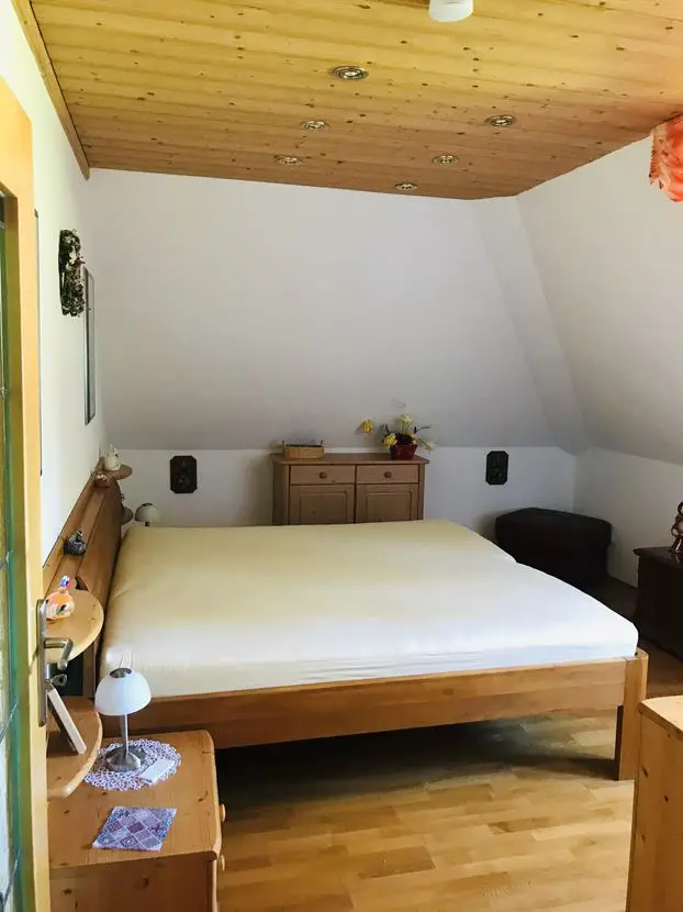 Bett mit Raumansicht -- Stilvolle, neuwertige 4-Zimmer-Maisonette-Wohnung mit Balkon und EBK in Freising