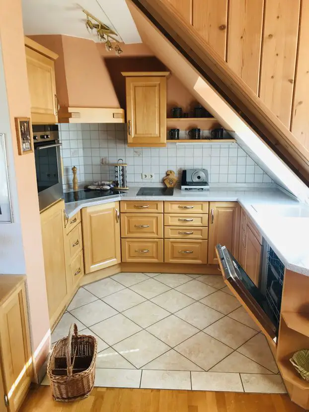 Küche -- Stilvolle, neuwertige 4-Zimmer-Maisonette-Wohnung mit Balkon und EBK in Freising