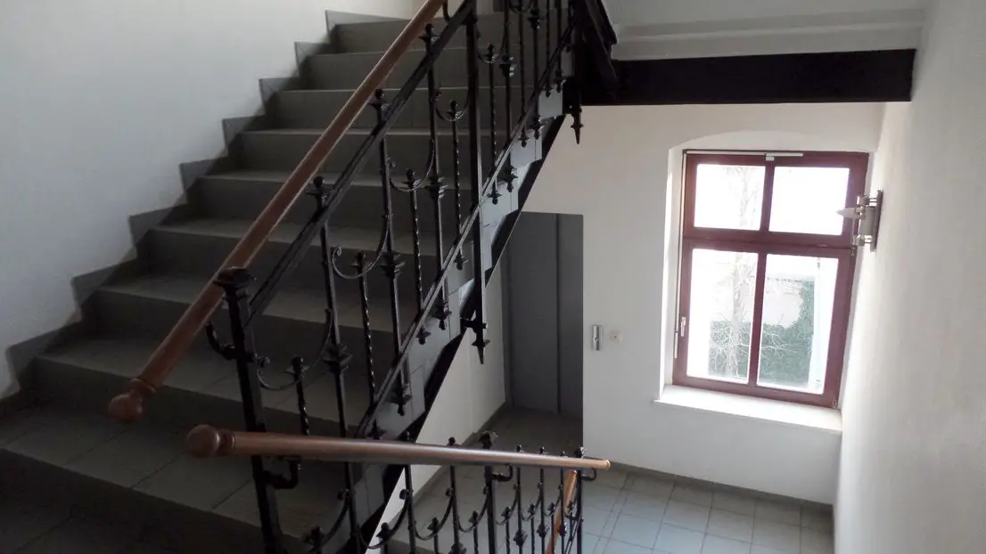 Treppenhaus mit Fahrstuhl -- Zweckmäßige 2Zi.-Wohnung mit SP in zentrumsnaher Lage, Aufzug im Haus