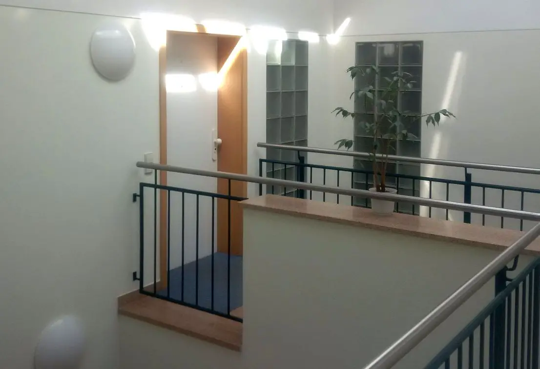 Wohnungstür Hausflur1 -- 2-Raum-ETW in zentraler Lage von Kamenz steht zum Verkauf