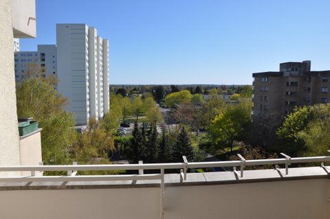 Blick vom Balkon -- Ruhiglage mit Südbalkon und Einbauküche (Berlin-Buckow): 3-Zimmer-Eigentumswohnung (6.OG mit Aufzug)