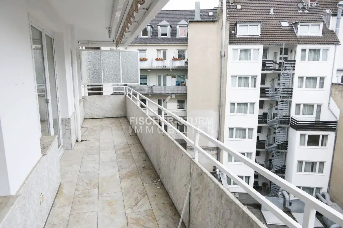 Balkon zur Rückseite -- Düsseldorf-Stadtmitte: Sanierte 3-Zimmer-Wohnung mit 2 Balkonen!