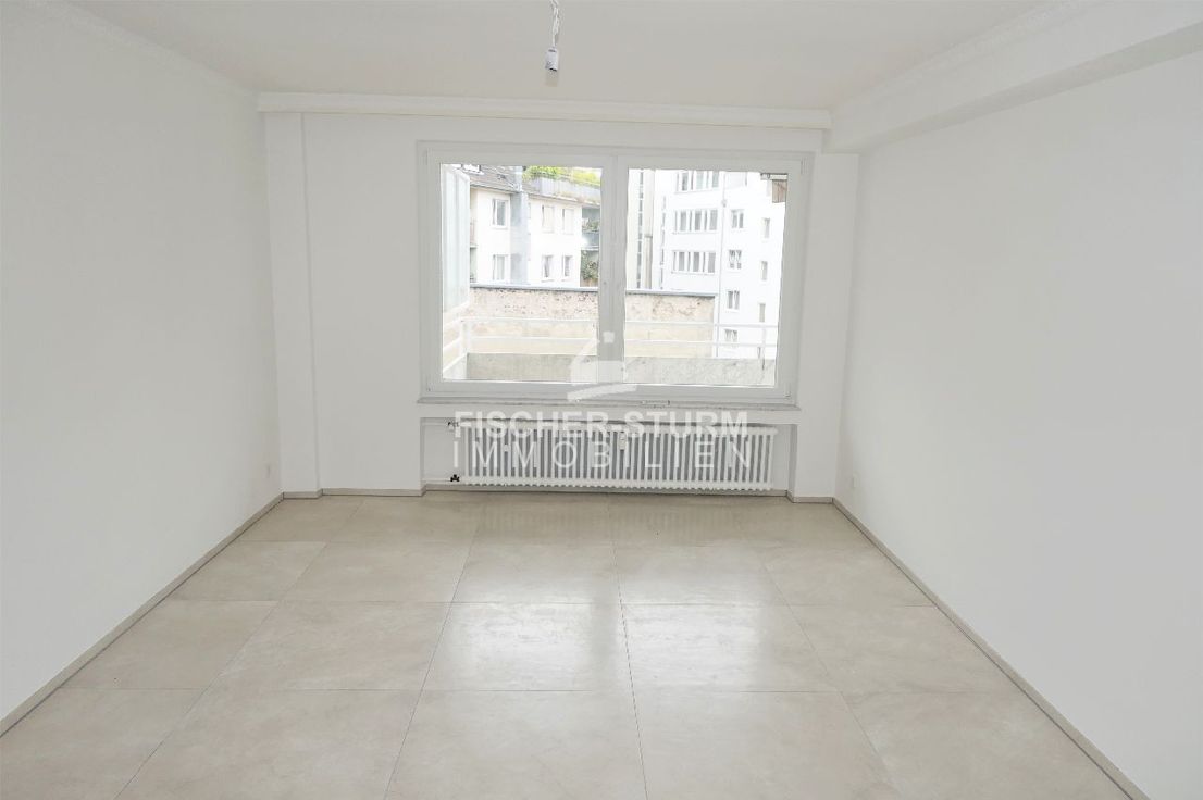 Schlafzimmer -- Düsseldorf-Stadtmitte: Sanierte 3-Zimmer-Wohnung mit 2 Balkonen!