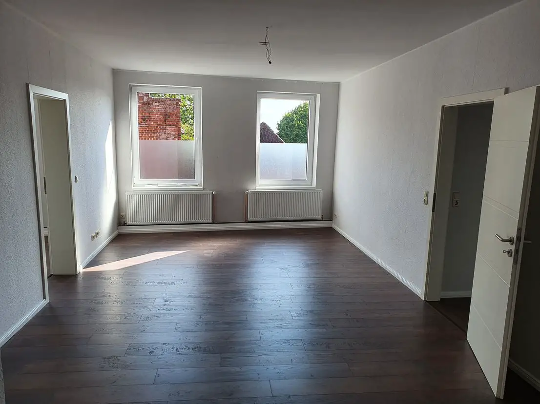 WohnEssbereich2 -- Vollständig renovierte Wohnung mit vier Zimmern und Einbauküche in Krempe