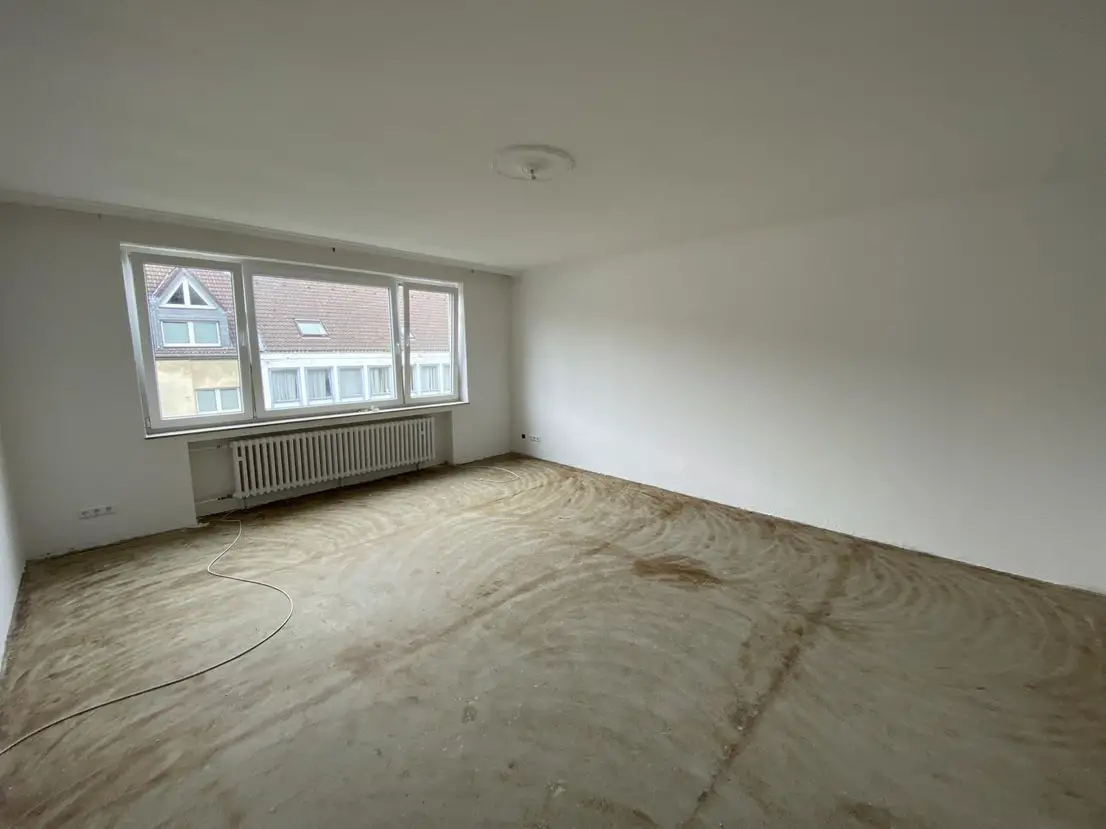 Wohnzimmer -- Großzügige, renovierte & helle 3 - Zimmer Wohnung mit Balkon & Aufzug in Dinlakener City !