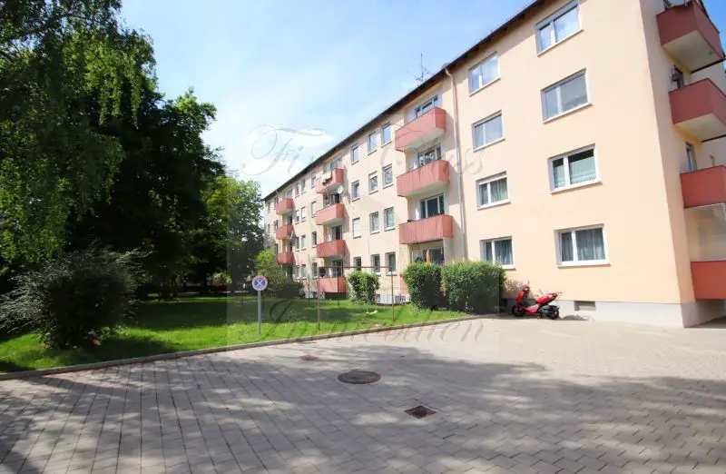 Aussenansicht -- Haunstetten-Ost: Sanierte 3-ZKB-Wohnung, voll möbliert mit Balkon und Einzelgarage
