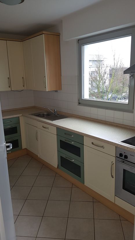 Küche -- Exklusive, vollständig renovierte 3,5-Zimmer-Wohnung mit Balkon und Einbauküche in Düsseldorf