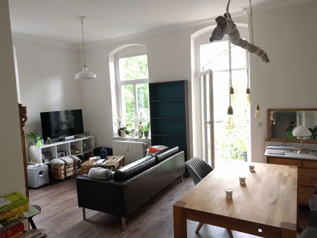 Wohnzimmer -- Sehr Helle 3-Raumwohnung mit Balkon und Einbauküche in Dresden Plauen