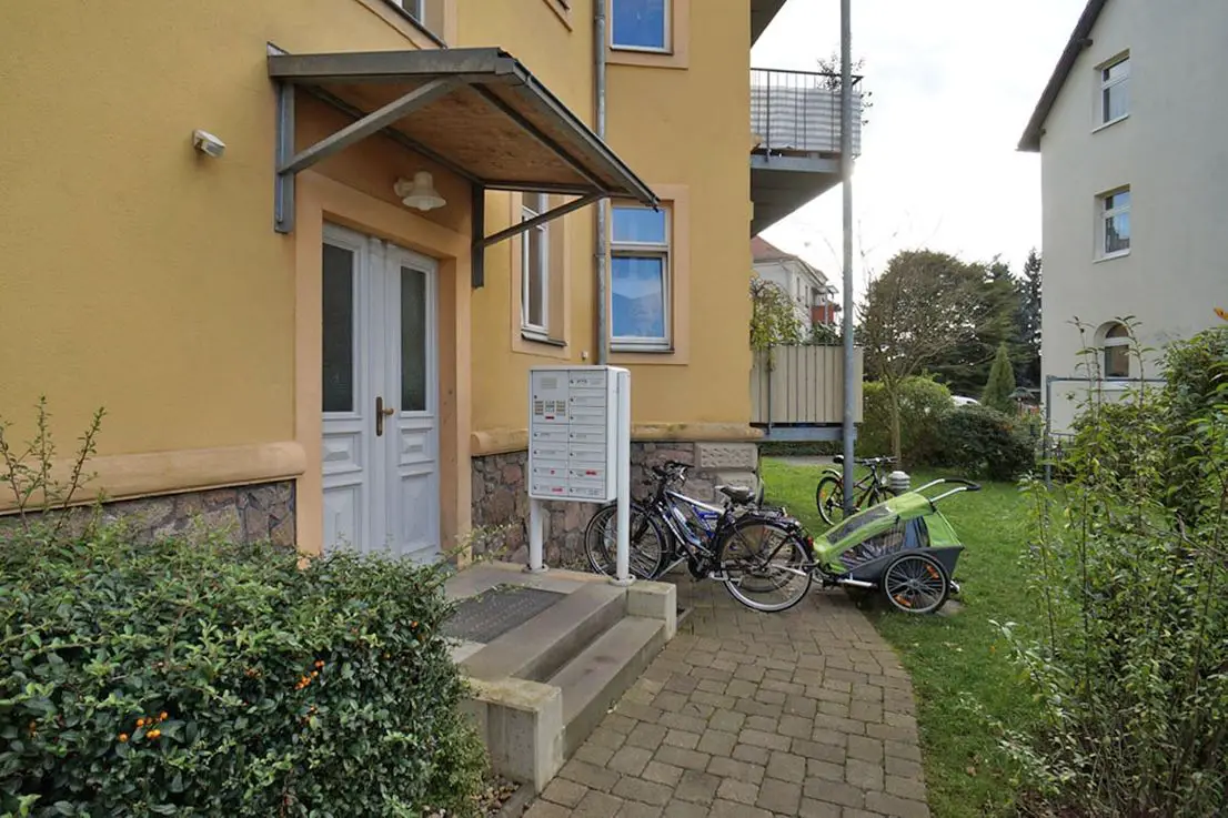 Hauseingang -- Radebeul: Balkon + Wanne + Stellplatz