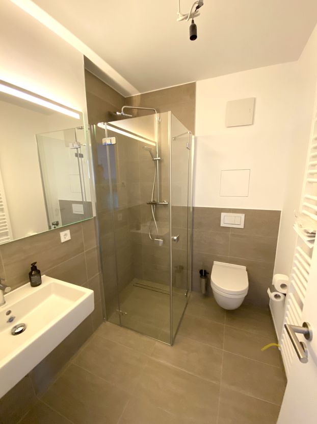 Badezimmer -- Neubau-Erstbezug & sofort verfügbar: Stilvolle 4-Zimmer-Wohnung inkl. Einbauküche