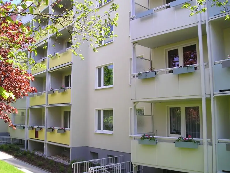 Außenansicht -- Kleine 2-Raum-Wohnung mit Balkon zum Superpreis!