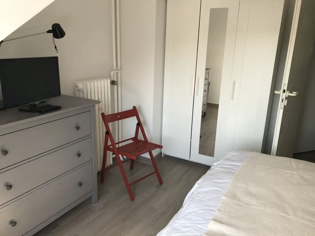 5Bedroom -- Stilvolle, modernisierte 2-Zimmer-DG-Wohnung mit Einbauküche in bester Lage Düsseldorf