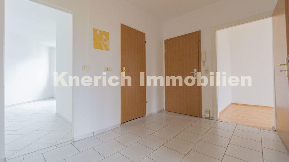 Flur -- 3 Raum Wohnung_77 m²_Balkon_Badewanne_Küche mit Fenster_Keller