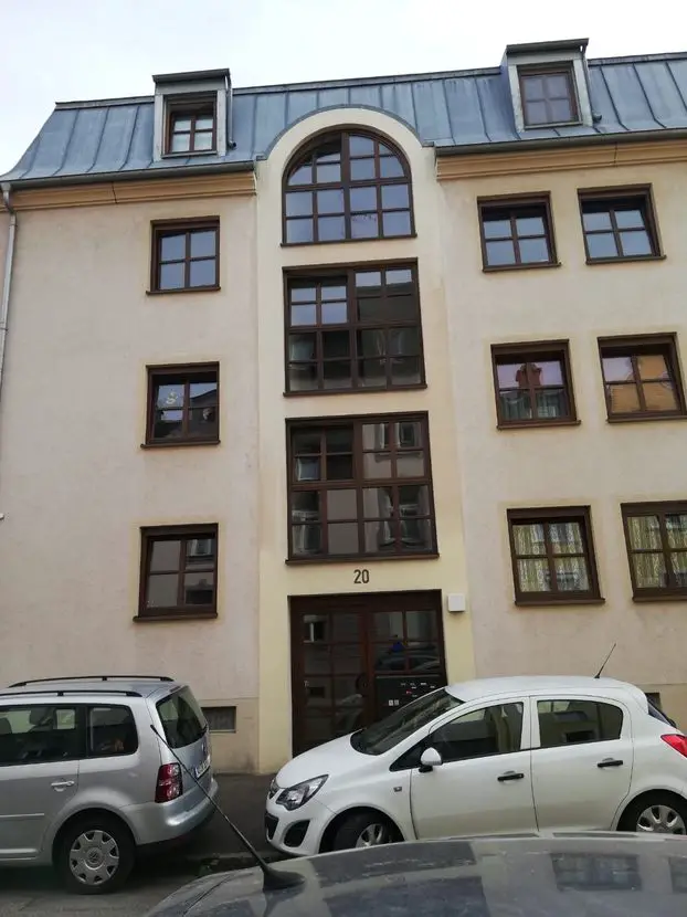 Hausansicht außen -- Gepflegte Wohnung mit zwei Zimmern und Balkon in Augsburg