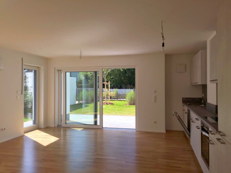 Wohnzimmer mit Küche -- 2 Sonnenterrassen + Garten und großzügige Maisonette-Wohnung
