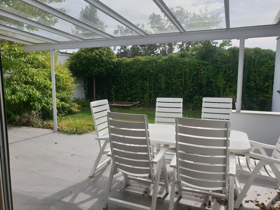 TerrasseGarten -- Möblierter, moderner Artrium-Bungalow mit 6 Zimmern und uneinsichtigem Garten in ruhiger Lage