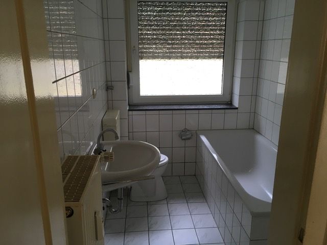 Badezimmer -- Perfekt für kleine Familien: Schön geschnittene 3-Zimmer-Wohnung in ruhiger Lage