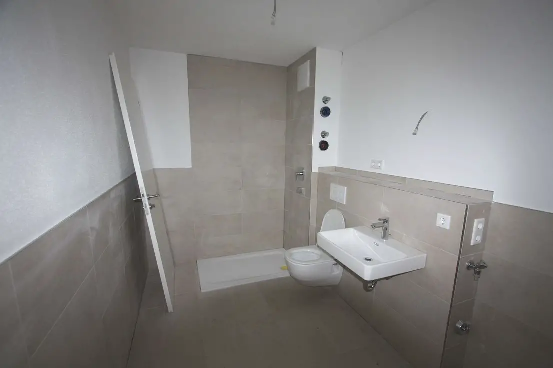 Badezimmer -- Großzügig & Modern! 2-Zimmer-Neubauwohnung in bevorzugter Lage von Dachau!