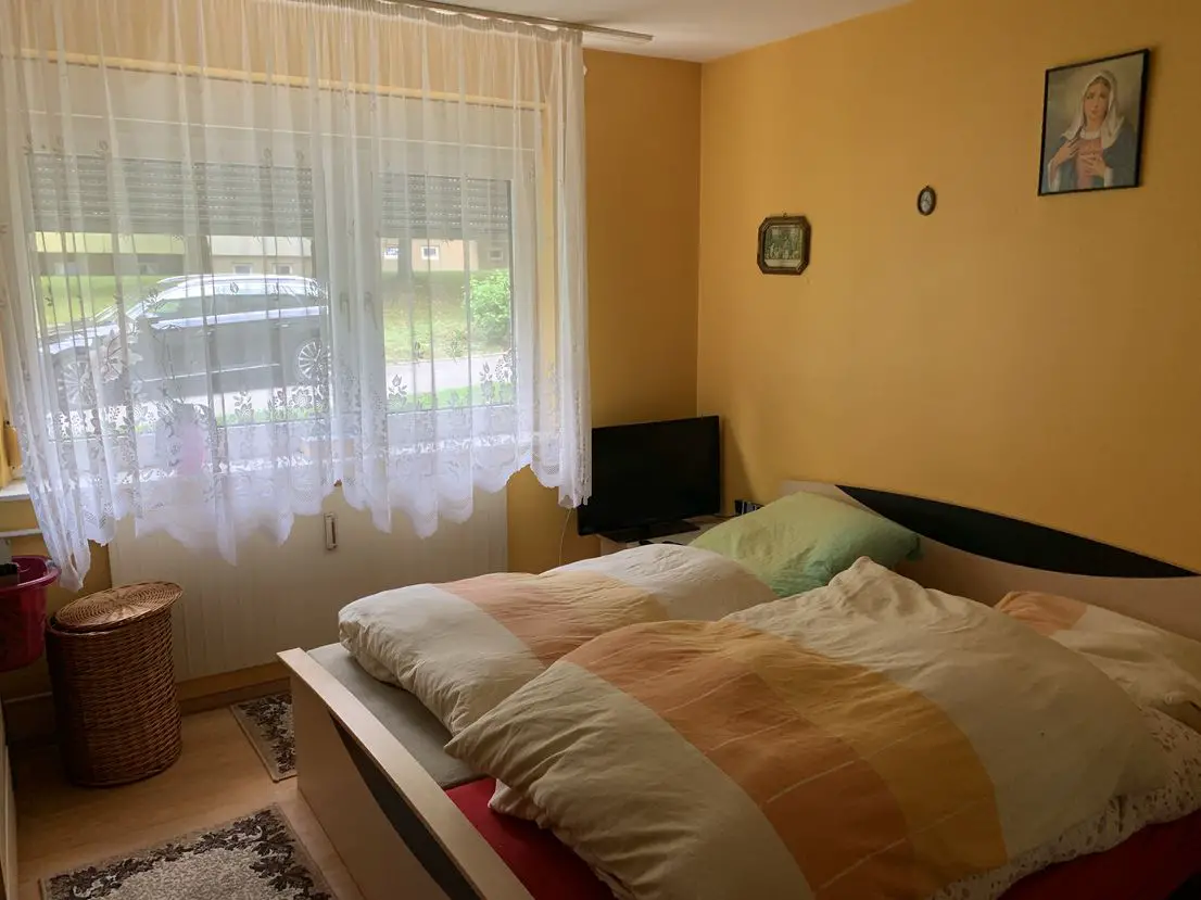 Schlafzimmer -- 4-Zi.-EG-Wohnung mit EBK und Balkon provisionsfrei in Biberach