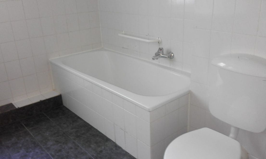 Badezimmer -- Vollständig renovierte Wohnung mit zwei Zimmern und Balkon in Baden-Baden