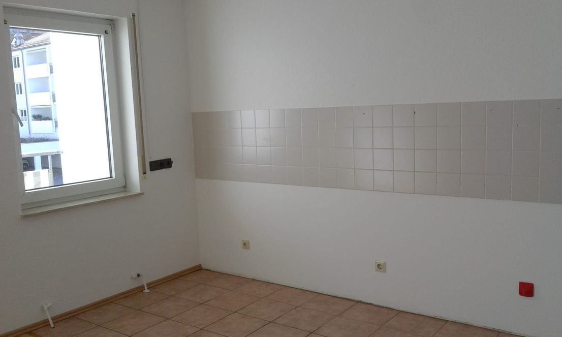 Küche -- Vollständig renovierte Wohnung mit zwei Zimmern und Balkon in Baden-Baden