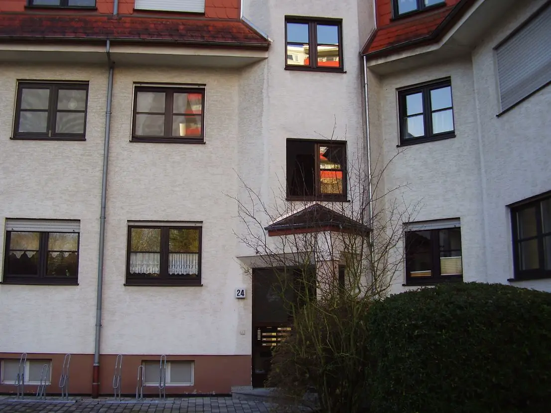 Hauseingang -- Gemütlich-geräumige wie helle Zweizimmerwohnung in Bad Homburg-Süd
