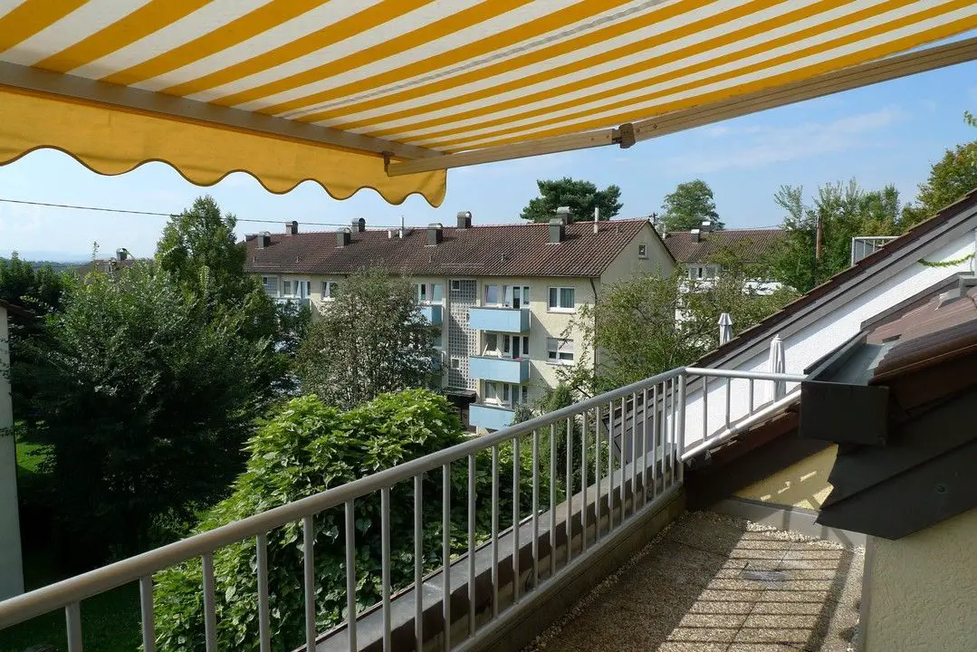 Balkon -- Helle 3,5 Zi DG-Wohnung mit toller Aussicht inkl. TG Stellplatz in Reichenbach zu vermieten!