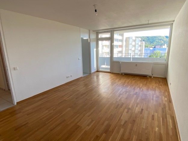 Wohnzimmer -- WEITBLICK GARANTIE Frisch renoviert - direkt einziehen Parkettboden und großer Balkon BETZENBERG