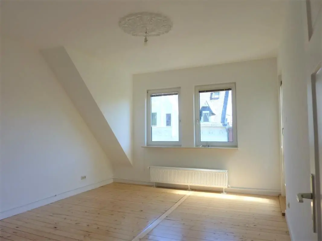 Wohnzimmer -- SANIERTE HÜBSCHE UND HELLE WOHNUNG mit HOLZDIELEN UND BALKON IM SCHÖNEN WESTEND