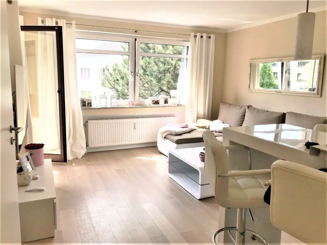 Wohnzimmer -- Wunderschöne, gemütliche und helle 1,5-Zimmer-Wohnung mit großem Balkon in Forstenried