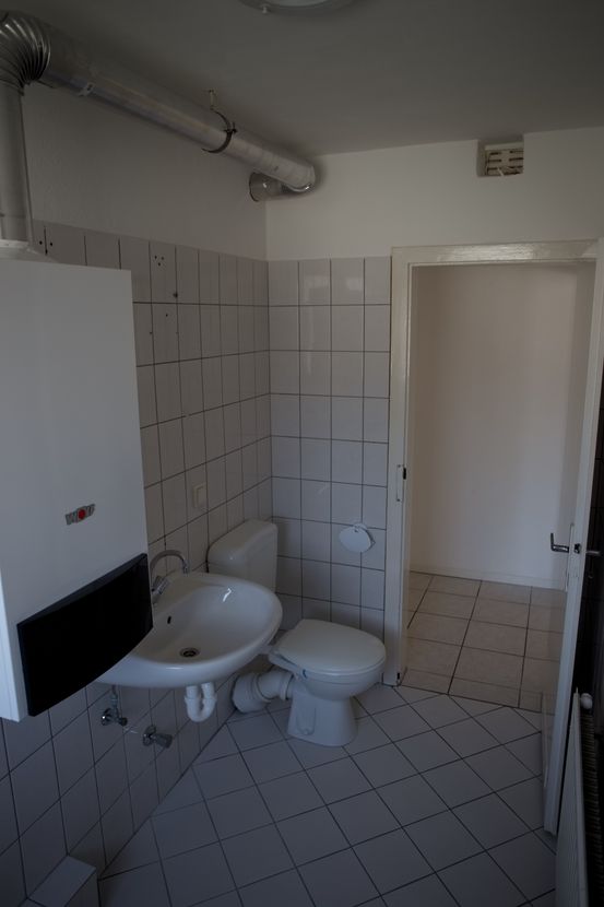 Badezimmer Bild 2 -- Helle 3 Zimmer Wohnung in guter Lage, freundliche Mieter und Vermieter, bezugsfertig