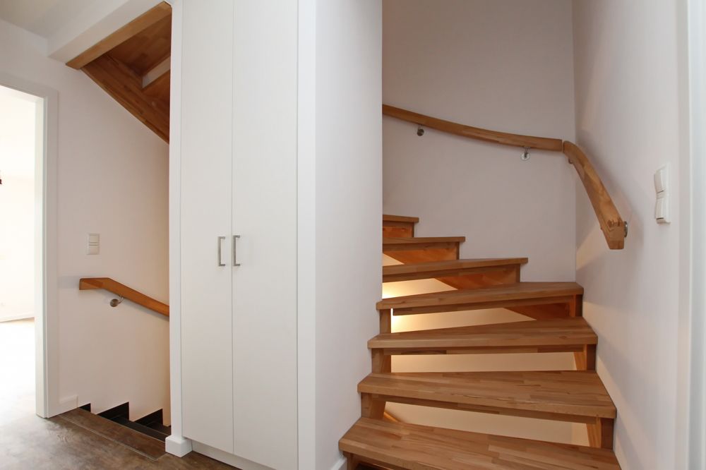 Treppe -- Exklusives 5-Zimmer Neubau-Mittelreihenhaus in absolut ruhiger Lage zu vermieten