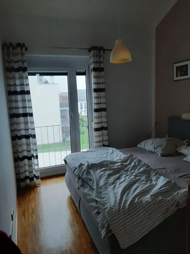 Schlafzimmer -- Neuwertige 4-Zimmer-Wohnung mit Galerie, Balkon und Einbauküche in Karlsfeld