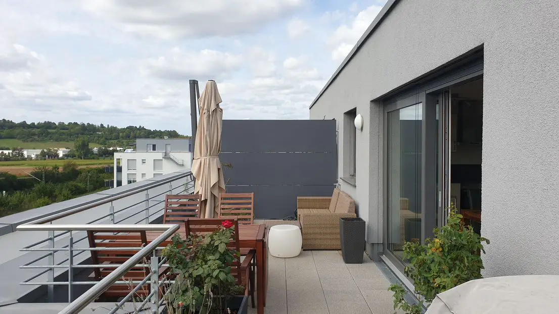 Terrasse_2 -- Helle Dachgeschosswohnung mit Terrasse und schönem Ausblick