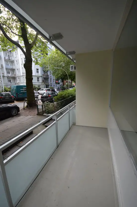 Balkon -- Saniert und vermietet: 2-Zimmer-Wohnung mit Tiefgaragenstellplatz in zentraler Lage!