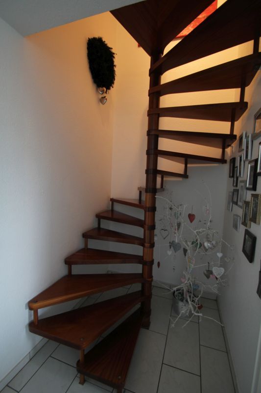 Treppe -- Moers-Schwafheim: sonnige 3,5-Zimmer-Maisonette-Wohnung