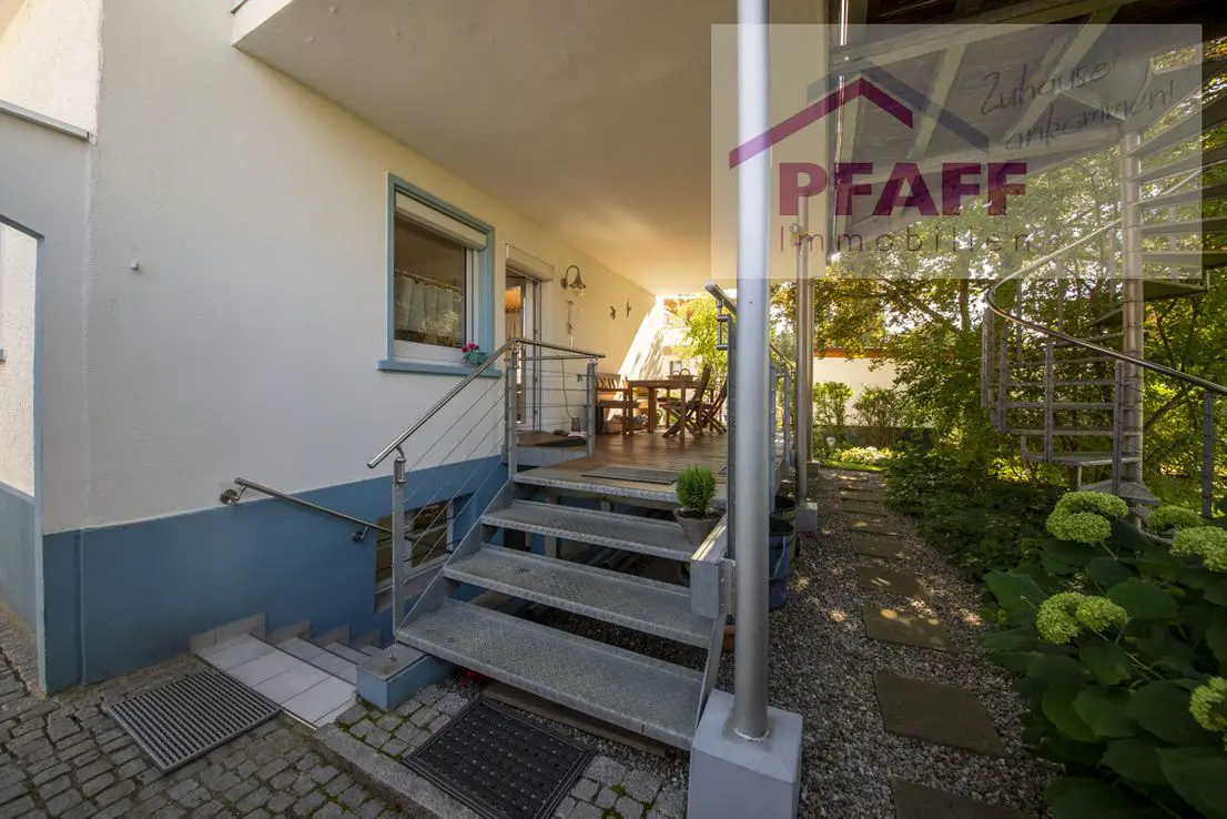 Terrasse -- Zuhause ankommen - Leben im Paradies! Einfamilienhaus in Singen-Süd mit traumhaft idyllischem Garten