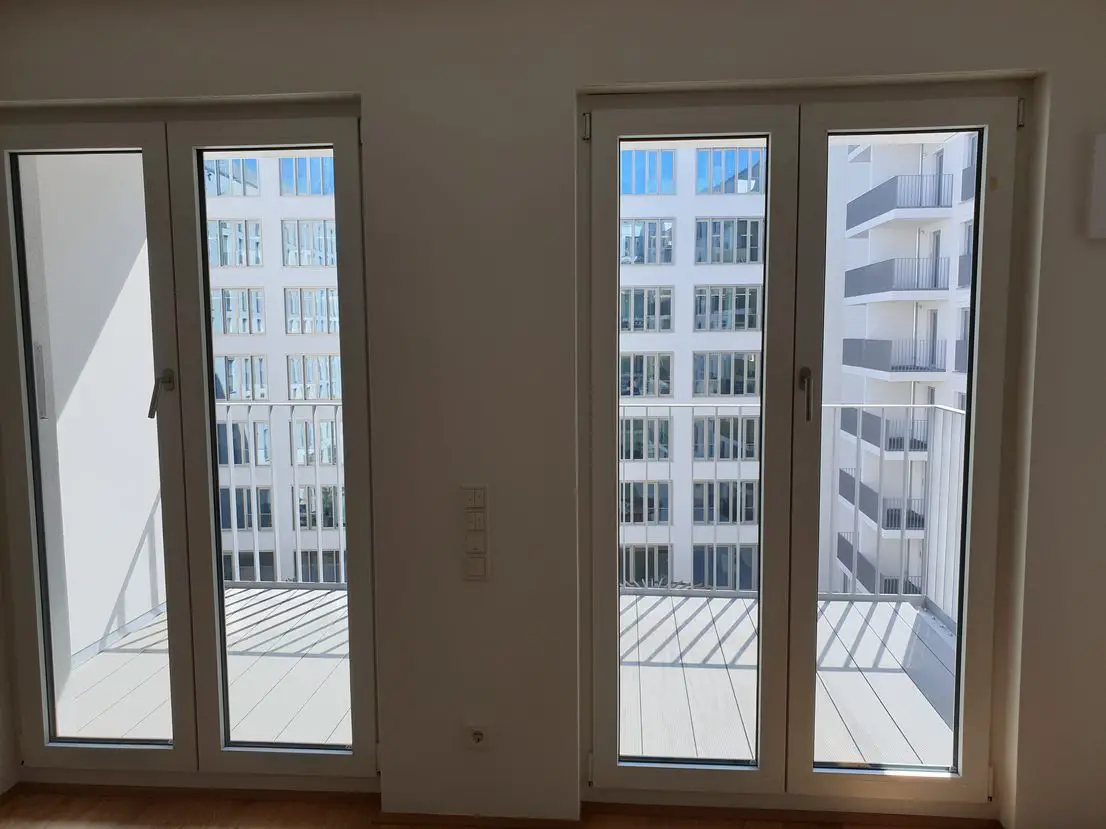 Wohnzimmer -- Erstbezug luxus 3-Zimmer-Wohnung 4-Stock mit EBK und Balkon in Haidhausen, München