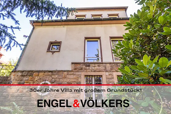 Hausansicht -- Zum Sanieren: 30er Jahre Villa mit großem Grundstück in stadtnaher Höhenlage