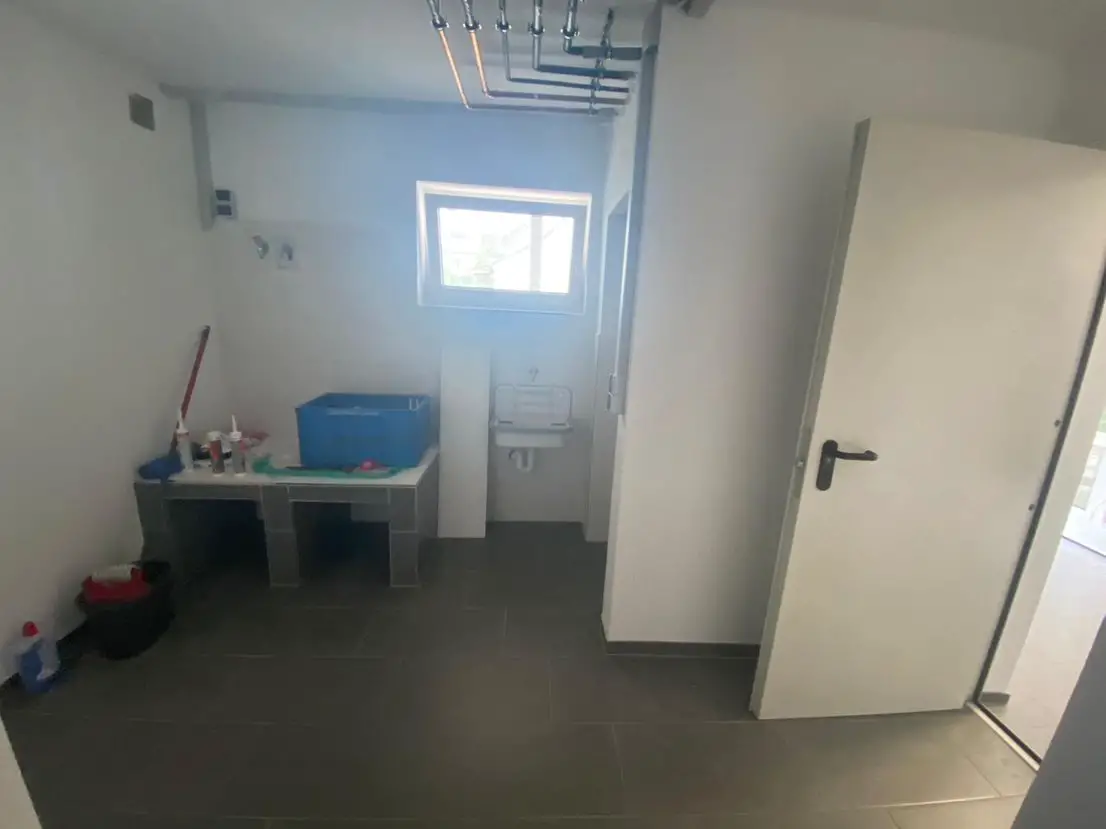 Waschküche -- Ansprechende 4-Zimmer-Doppelhaushälfte mit Einbauküche in Lehrensteinsfeld, Lehrensteinsfeld