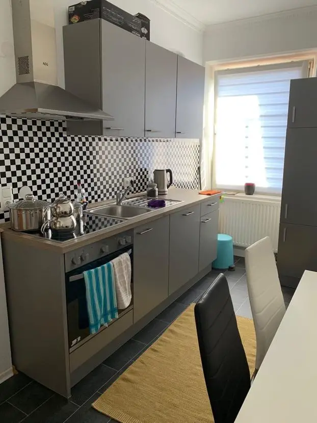 Küche -- Gepflegte 2-Zimmer-Wohnung mit EBK in Augsburg