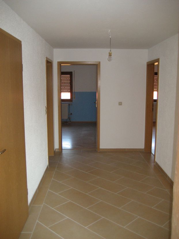 Flur -- Preiswerte, geräumige und gepflegte 3-Zimmer-DG-Wohnung mit Balkon in Bretzfeld-Geddelsbach
