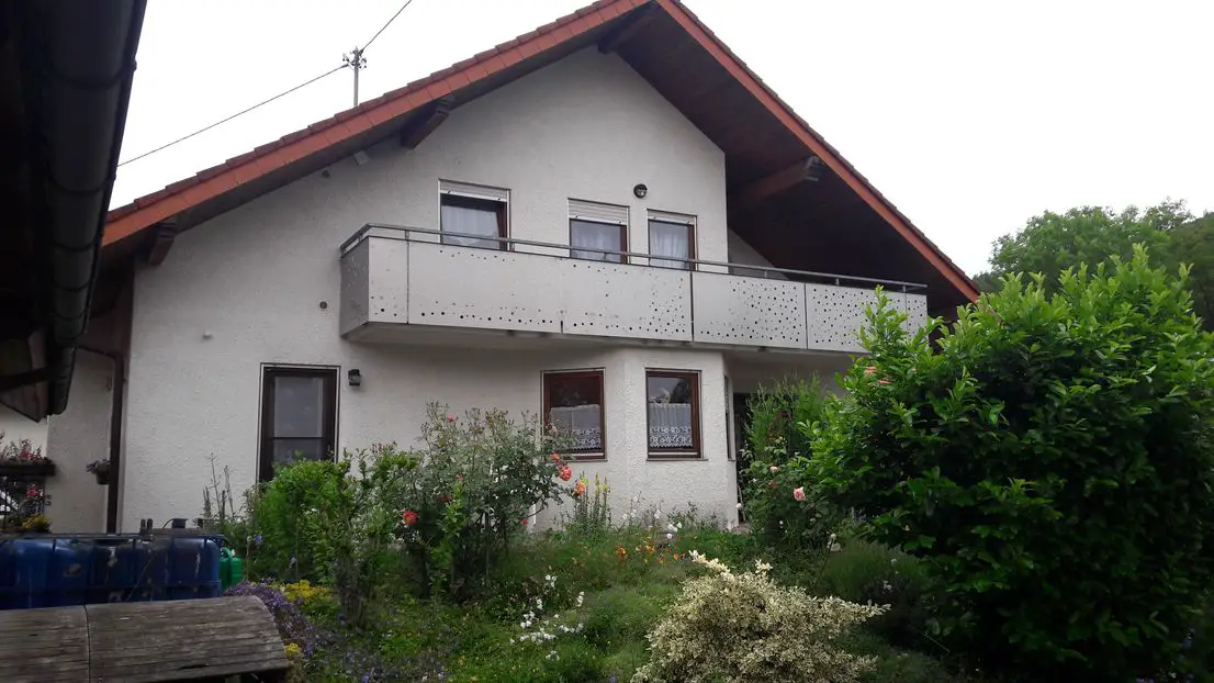 Haus 2 -- Preiswerte, geräumige und gepflegte 3-Zimmer-DG-Wohnung mit Balkon in Bretzfeld-Geddelsbach
