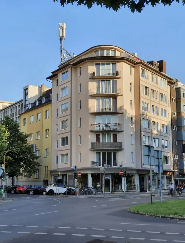 Außenansicht -- Charmante 4-Zimmer-Wohnung mit Balkon in Düsseldorf Pempelfort // WG-GEEIGNET