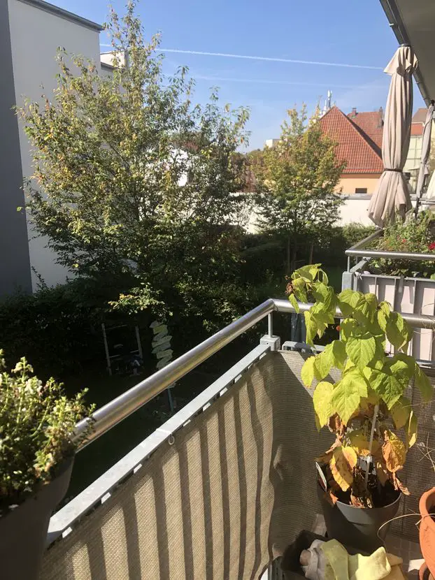 Blick vom sonnigen Balkon -- Schön geschnittene und neuwertige 4-Zimmerwohnung mit Südbalkon in MÜHLDORF AM INN (Bahnhofstraße)